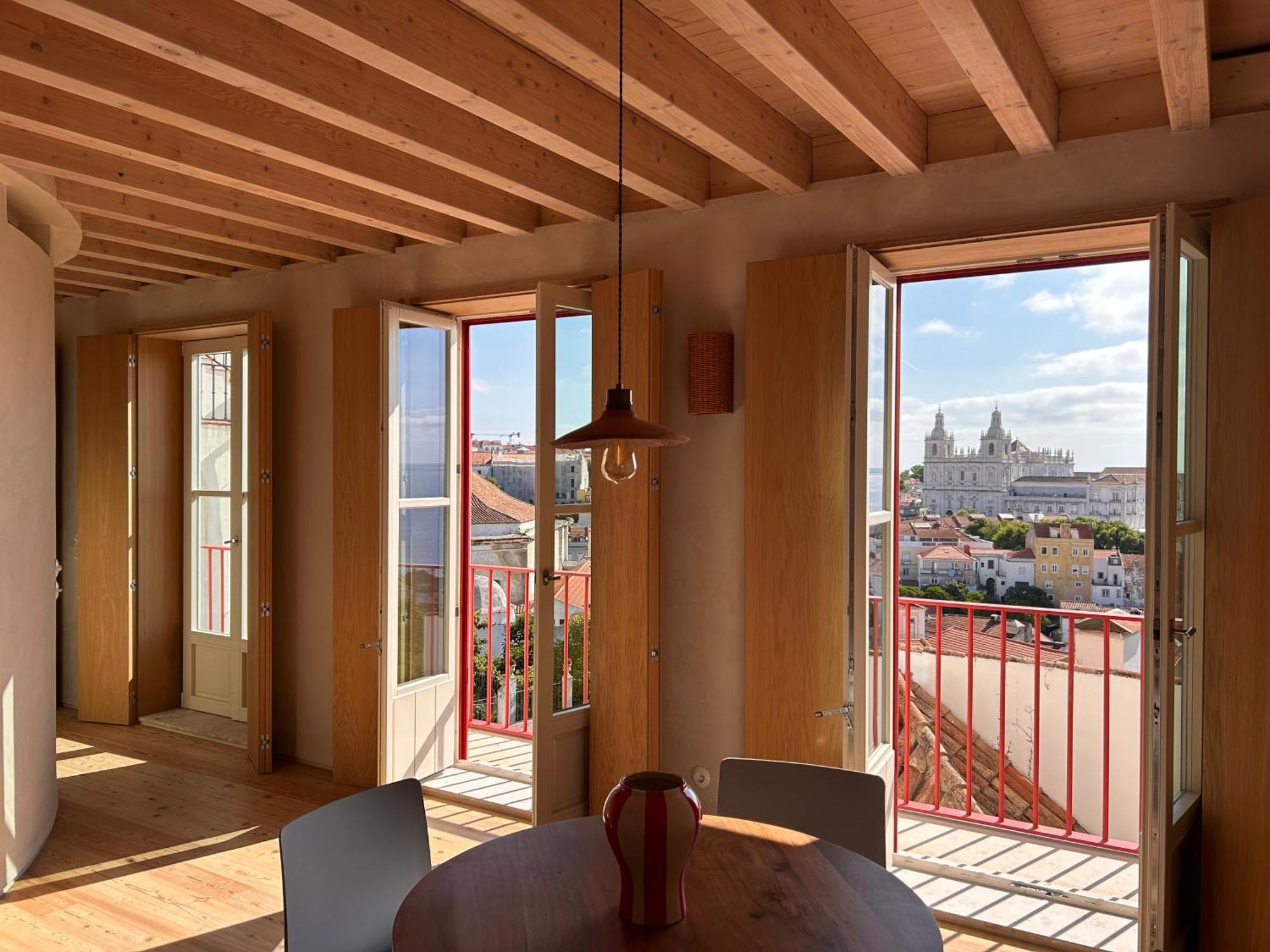 O Poleiro - Modern Living *